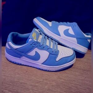 Women’s Nike white blue low Dunks size 8